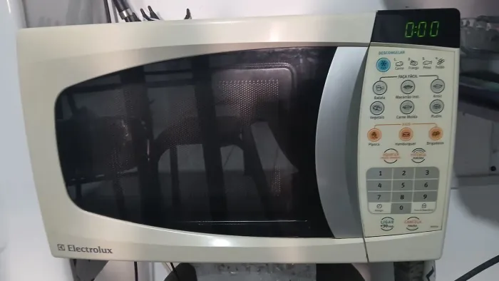 Micro-ondas Electrolux 18L - Liga tudo, mad não esquenta. Conserto ou retirada de peças