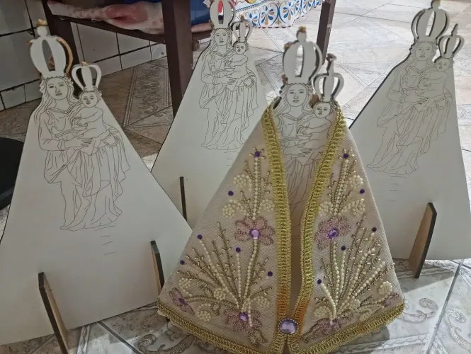 Suporte para manto de 40 cm em boas condições. Mdf .fica no jurunas e no momento nao faz e