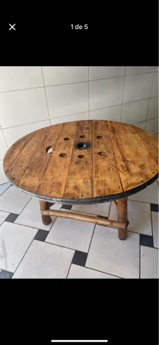 Mesa redonda de madeira