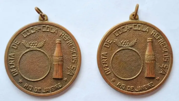 Medalhas Coca-cola Anos 70 Garrafa Em Alto Relevo 4 Cm<br>Duas (Usado)