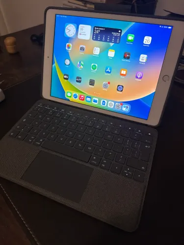 Ipad 8th 128GB with Combo Touch Logitech (Keyboard and Mouse pad)