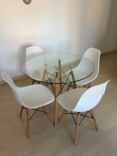 Jogo de mesa com 4 cadeiras