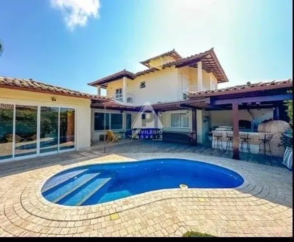 Belíssima casa duplex em Búzios com 04 suítes, decorada e mobiliada entre a rua das pedras