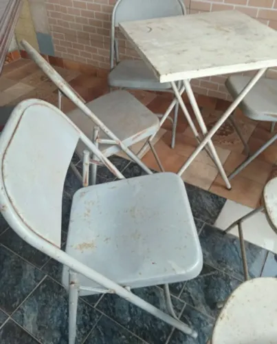 Mesa e 07 cadeiras em aço