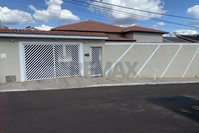 Casa à Venda - Centro - Pedregulho/SP, 3 quartos (3 suítes) | Área gourmet | Edícula | 3 v
