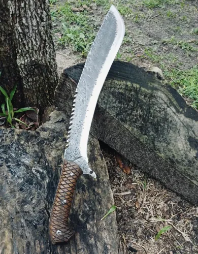 Facão Kukri com Serra em Aço Carbono 1070 com Cabo em Madeira Estilizada
