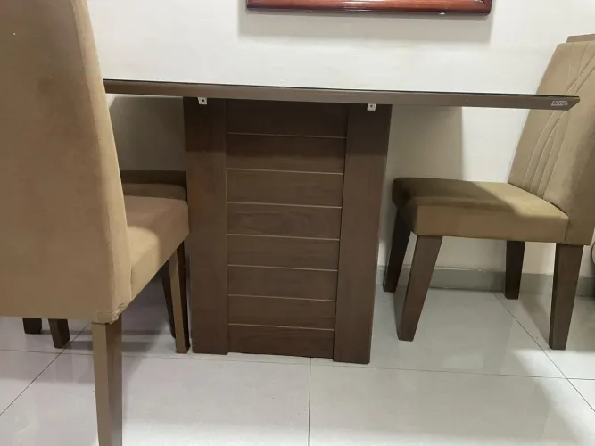 Mesa de jantar com 4 Cadeiras vidro fumê base em madeira