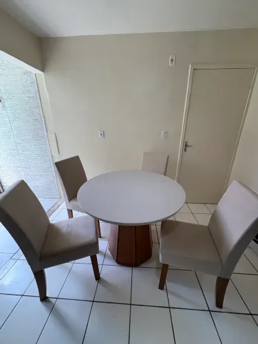 Vende-se Mesa com 4 cadeiras (Nova)