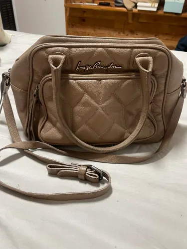 bolsa de matelassê com bolso frontal em couro cinza dumbo média