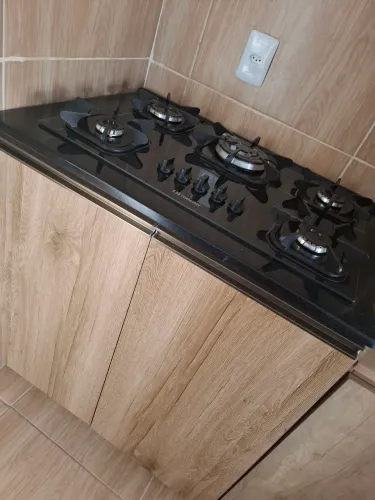 Armário com fogão de mesa junto 