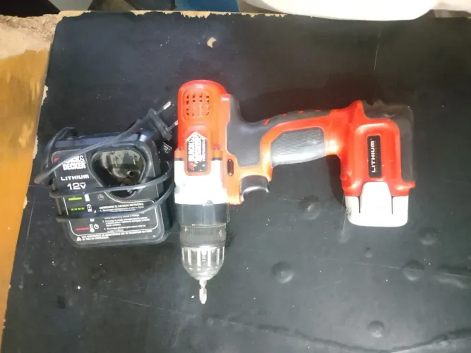 Parafusadeira Black Decker seminova