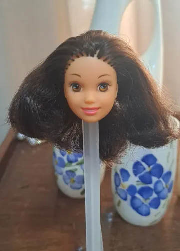 Cabeça da boneca barbie estrela branca de neve.