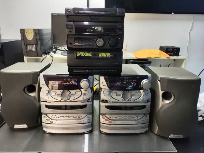 Som duas centrais Kenwood e uma sony