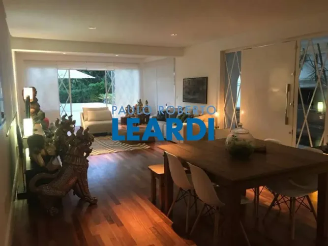 CASA ASSOBRADADA - PACAEMBÚ - SP