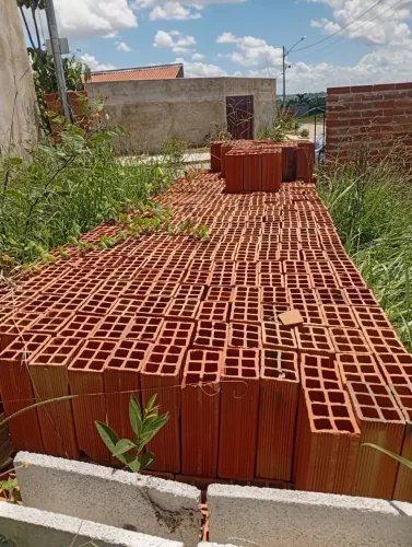 Vende-se 1300 tijolo por 1.200 reais no cidade das praças