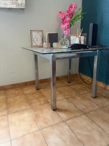 Mesa de canto com tampo de vidro 