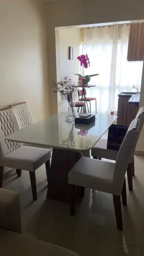 Mesa de jantar com 4 cadeiras