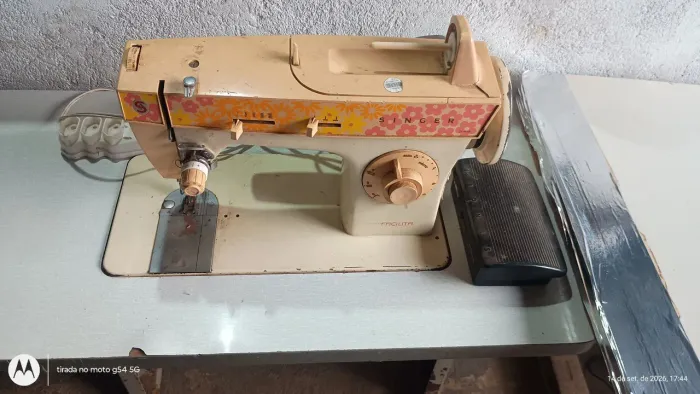 Máquina de costura a venda