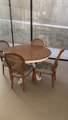 MESA REDONDA DE JANTAR COM CADEIRAS MEDALHÃO 