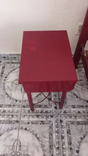 Mesa de cabeceira vinho