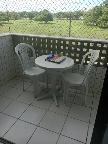 Jogo de mesa Branco com duas cadeiras. 