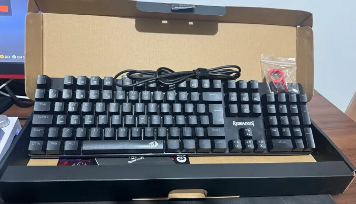 VENDO TECLADO MECÂNICO RGB
