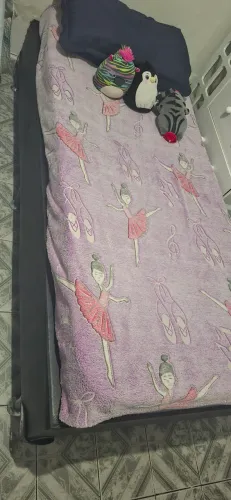 Cama de solteiro com colchão em perfeito estado.