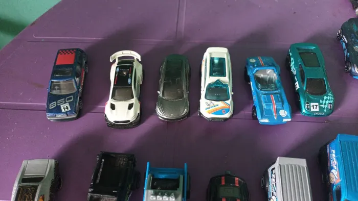 Carros hotwheels e similares