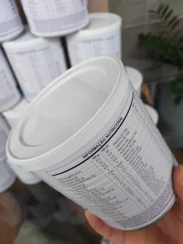 Latas de leite vazias, higienizadas e com tampa (400 g).