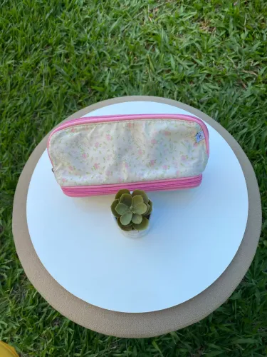 Estojo necessaire com divisória e espelho