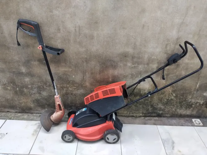 Vende-se um APARADOR de GRAMAS e um carrinho de cortar grama 