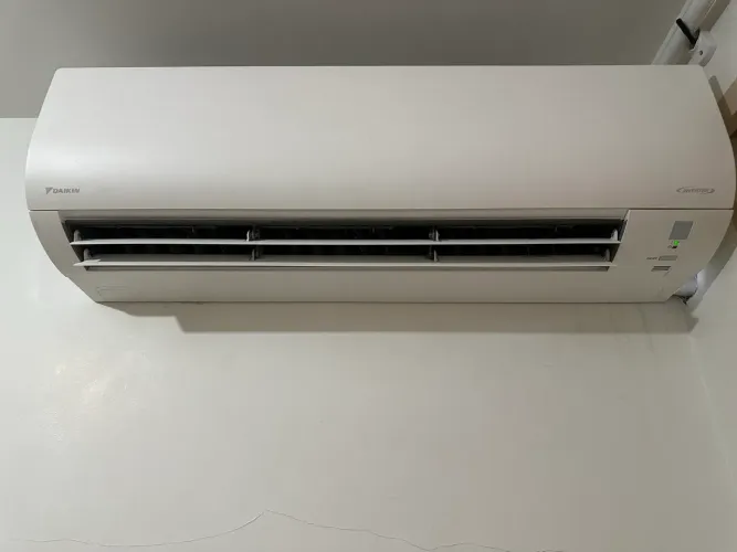 DAIKIN HW 24000 btus 220/1 F ECOSWING GOLD INV (Quente e Frio).