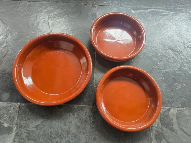 Jogo de 3 pratos de barro