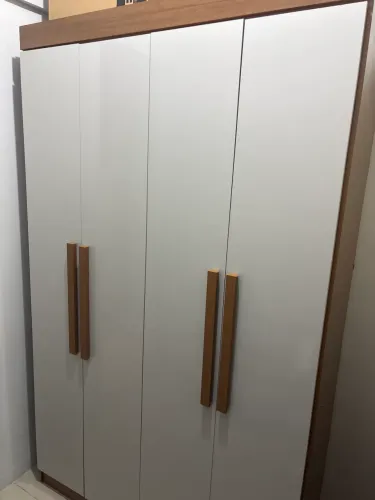 Guarda-Roupa Solteiro Malibu 100% MDF 4 Portas Imbuia e Off White -1 ano de uso