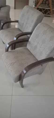 2 poltronas estofadas com braços de madeira 