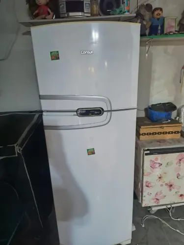 Vendo essa linda geladeira Consul semi nova gelando demais .nunca foi conserto