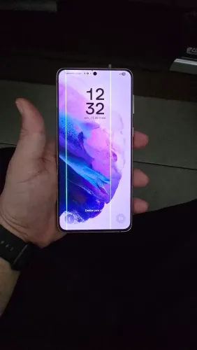 Smartphone galaxy s21+5G esta com a tela com essas listas e com trincado atras 