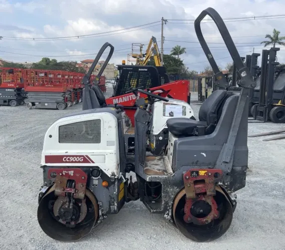 Mini rolo compactador CC900G ano 2021 com 1 tonelada e 1.650 horas, em SP