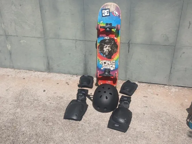Skate semi novo com proteções!