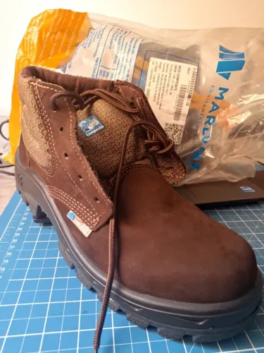 Bota Marluvas, nova na caixa, nunca usada  Tam:42