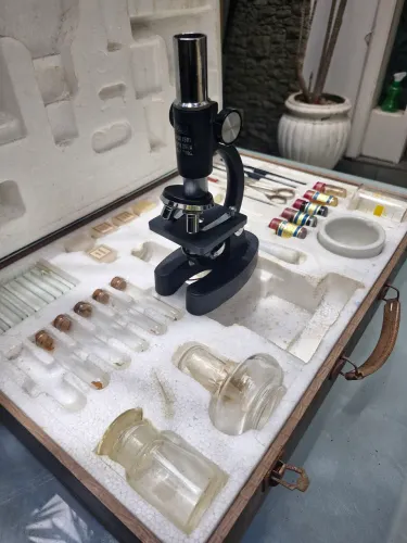 MICROSCÓPIO ANTIGO Kit com vários itens relacionados, para fazer experiências na prática.