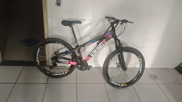 Bicicleta Vikingx Tuff 25 Aro 26 Shimano 21v Preto e Rosa