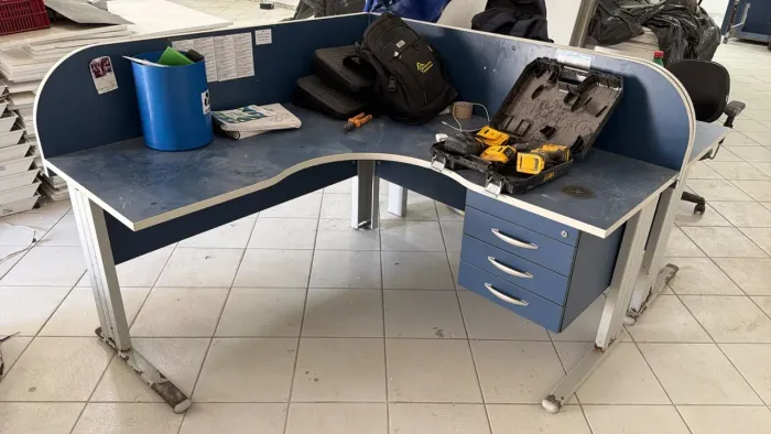 Mesa de 1,50x1,50 - Largura: 60cm e Três gavetas