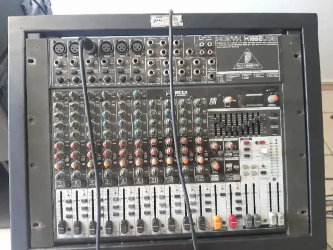 Mesa De Som Profissional Behringer Xenix X1832 Usb Original Bem Conservada