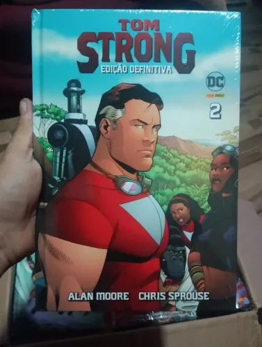 Hq Tom Strong Edição definitiva vol.1 Alan Moore (lacrado)