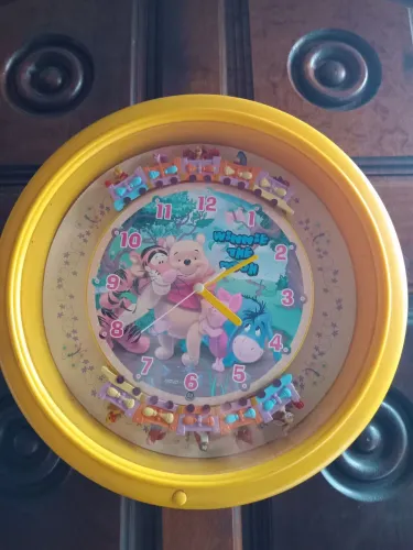 Antigo Relógio da Disney ursinho Pooh com trenzinho girando e música 