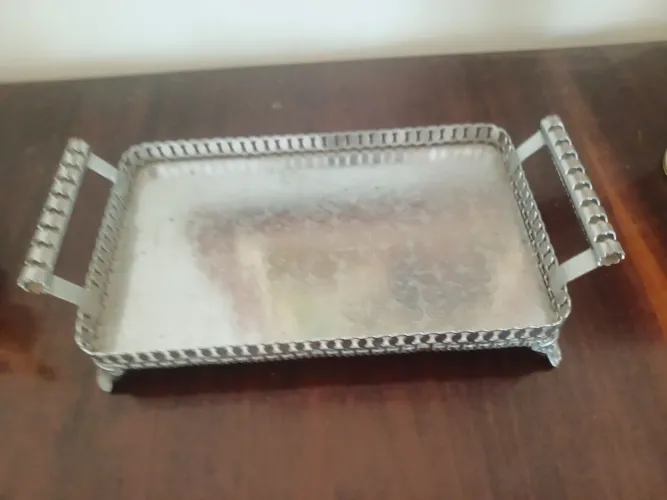 BANDEJA RETRO ANTIGA PEQUENA POR 40 REAIS METSL PRATEADA PARTICULAR VENDE.