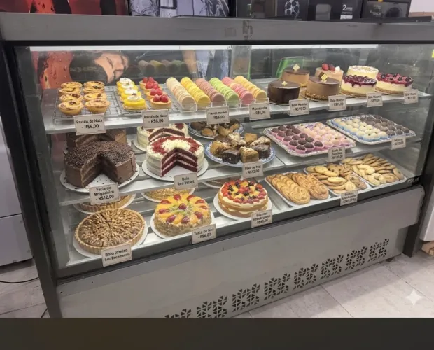 Vitrine refrigerada 2 metros para doces bolos e tortas geladas ótimo estado quase sem uso