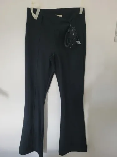 Calça flair excelente qualidade caimento perfeito com bolsos atrás, cinto tm g com eti