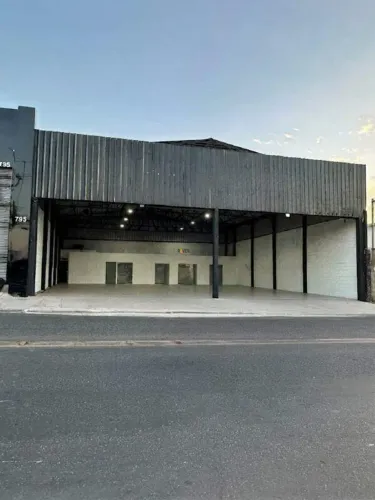 Galpão Comercial de 374m² para Aluguel na Av. Júlio Mesquita
